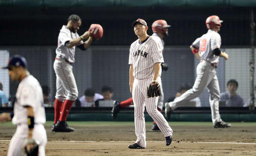 日本代表対カナダ代表　2回表カナダ2死満塁、ウッドに走者一掃3点適時二塁打を許し、生還した走者を背に悔しそうな表情の山口（撮影・浅見桂子）