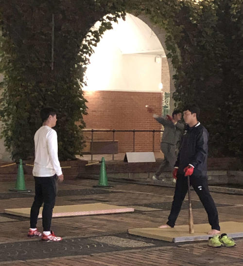 宿舎の中庭で夜間練習を行う楽天渡辺佳（右）は渡辺直選手兼任打撃コーチ（左）と意見を交わす（撮影・桑原幹久）