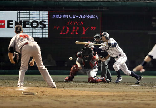 5回裏日本代表無死一、二塁、菊池はセーフティーバントを決めて内野安打にする。投手リッチモンド（撮影・浅見桂子）
