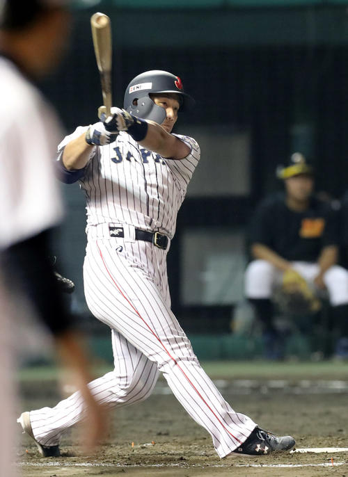 日本対カナダ　4回裏日本無死二塁、右越え適時二塁打を放つ吉田正（撮影・垰建太）