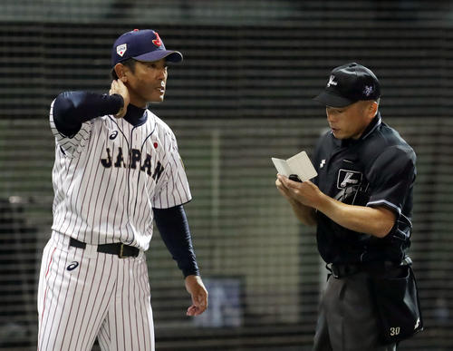 日本対カナダ　6回、交代を告げる日本稲葉監督（左）（撮影・垰建太）