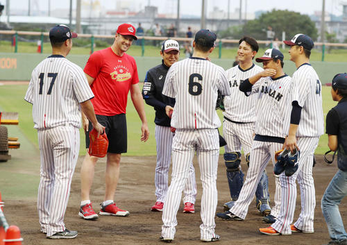 日本対カナダ　侍に招集された巨人ナインと談笑するマシソン（撮影・加藤哉）