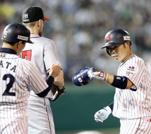 日本対カナダ　2回裏日本2死一塁、右前安打を放ちタッチを交わす近藤（右）（撮影・垰建太）