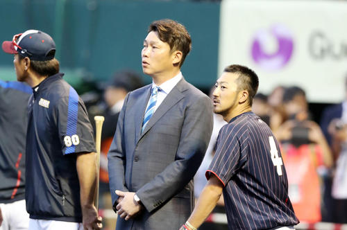 試合前、新井氏と話す菊池涼、左は稲葉監督（撮影・加藤哉）