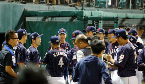 日本対カナダ　試合前、外崎（左から3人目）を中心に円陣を組む日本の選手たち（撮影・垰建太）