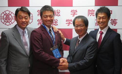 指名あいさつ後、担当の内田スカウト（右から2人目）と握手する巨人3位指名の常総学院・菊田（撮影・久保賢吾）