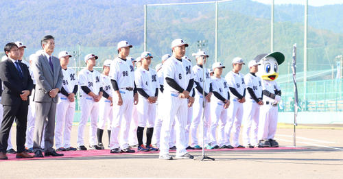 千葉・鴨川でのキャンプ開始であいさつをするロッテ井口監督（撮影・久永壮真）