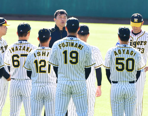 阪神の選手を前にあいさつする山本昌臨時コーチ（撮影・清水貴仁）