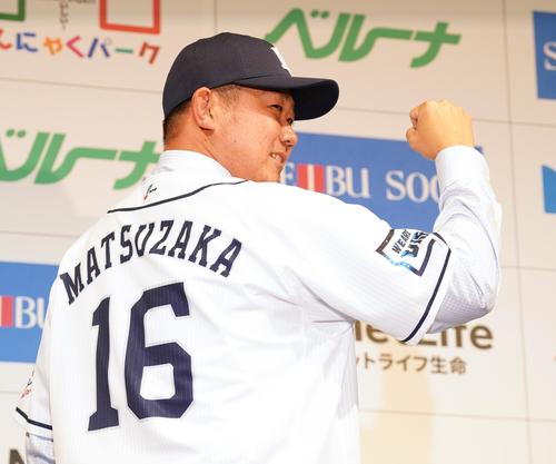 14年ぶりに西武に復帰する松坂は、入団会見で背番号16のユニホームに袖を通し笑顔でガッツポーズを見せる（撮影・菅敏）
