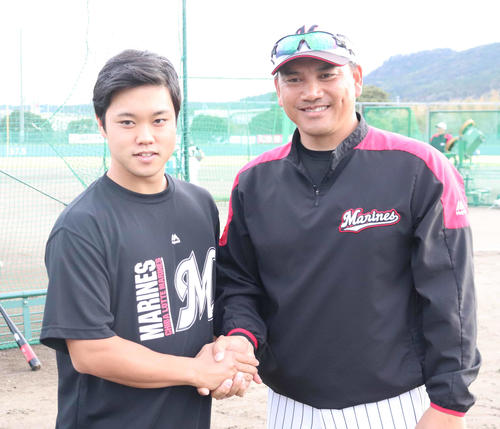 入団テストに合格しロッテ井口監督（右）と握手をかわす西巻（11月14日撮影）