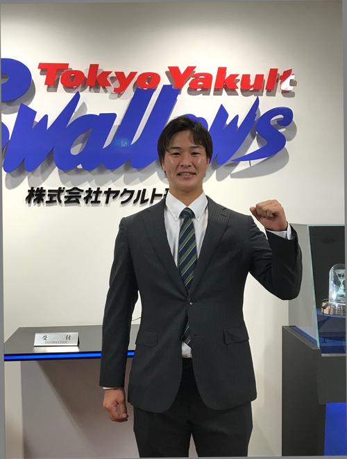緑と青のヤクルトカラーのネクタイを着用して契約に臨んだ長谷川（撮影・保坂恭子）