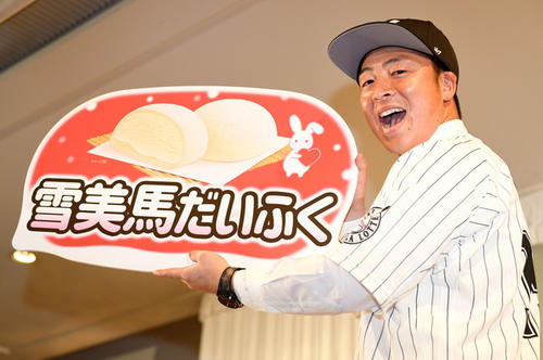 「雪美馬だいふく」を手に笑顔を見せるロッテ美馬
