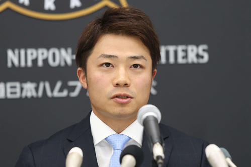 会見でFA権を行使せず、日本ハムに残留することを表明した日本ハム中島（撮影・山崎純一）