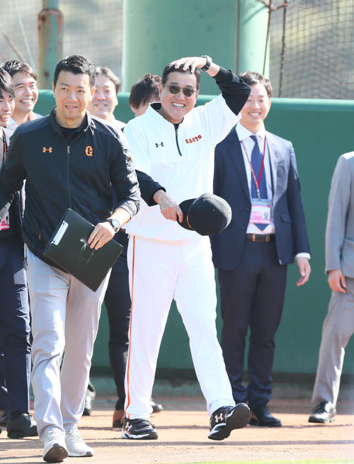 笑顔で練習場入りする巨人原監督（右）（撮影・足立雅史）