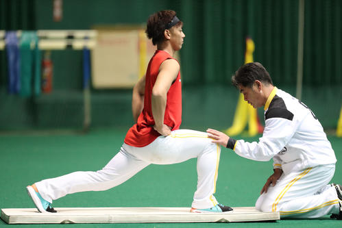 工藤監督（右）に指導を受けながらトレーニングする今宮（撮影・梅根麻紀）