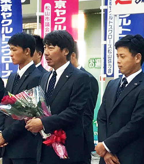 秋季キャンプのため松山空港に到着し、歓迎セレモニーに出席したヤクルト高津監督（中央）ら（撮影・保坂恭子）