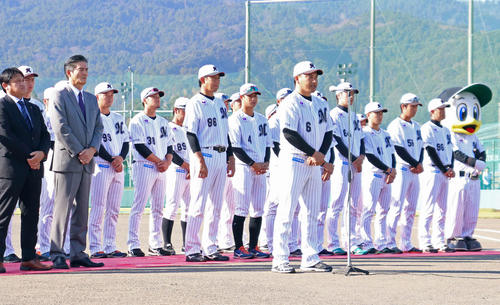 千葉・鴨川でのキャンプ開始であいさつをするロッテ井口監督（撮影・久永壮真）