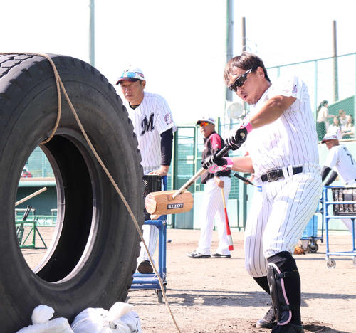 タイヤをハンマーで打つロッテ田村（撮影・久永壮真）