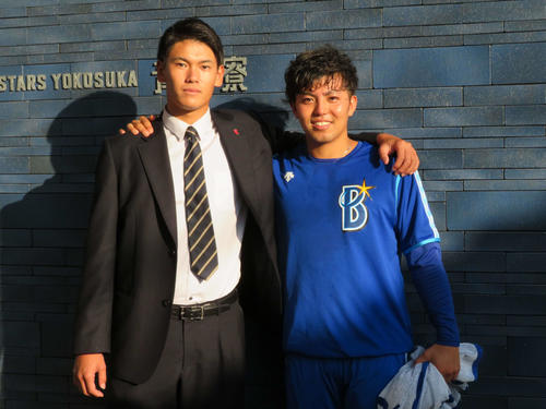 DeNA東（右）は、立命大の後輩で施設見学に訪れたドラフト2位の坂本とガッチリ肩を組んだ