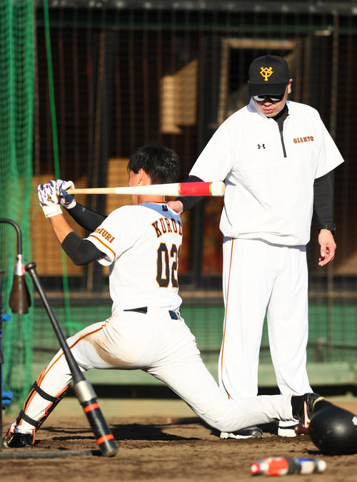 秋季練習で巨人黒田（左）に打撃指導する阿部2軍監督（撮影・足立雅史）