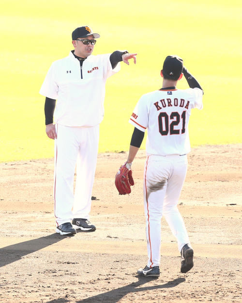 巨人阿部2軍新監督（左）は秋季練習で黒田に守備指導する（撮影・足立雅史）