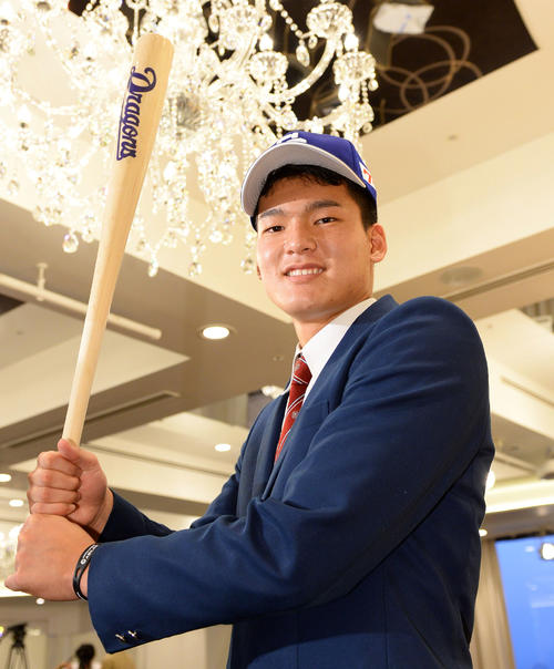 仮契約を終え、バットを手に笑顔を見せる中日ドラフト1位の石川（撮影・森本幸一）
