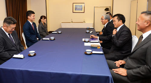 仮契約の席に着き談笑する石川（左から2人目）と中日球団関係者（撮影・森本幸一）