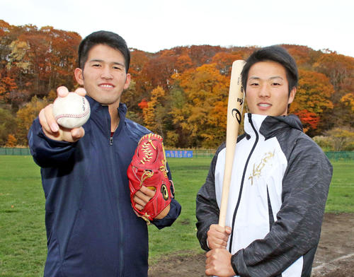 （左から）トヨタ自動車入りする渕上と日本製鉄鹿島入りする生田目（撮影・永野高輔）