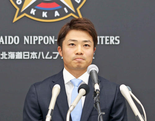 会見でFA権を行使せず、日本ハムに残留することを表明した中島（撮影・山崎純一）