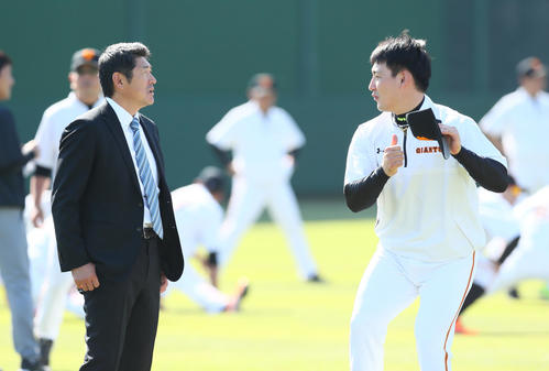 巨人丸（右）は石井野手総合新コーチに打撃指導を受ける（撮影・足立雅史）