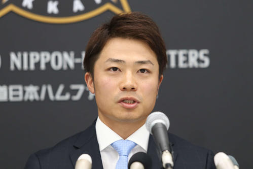 会見でFA権を行使せず、日本ハムに残留することを表明した日本ハム中島（撮影・山崎純一）