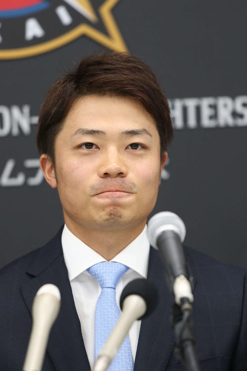 会見でFA権を行使せず、日本ハムに残留することを表明した中島（撮影・山崎純一）