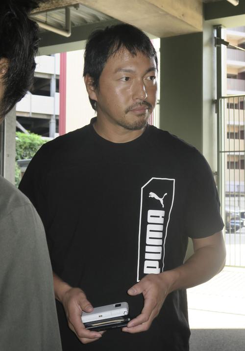 取材に応じ、海外FA権を行使せず残留することを表明した広島長野（共同）
