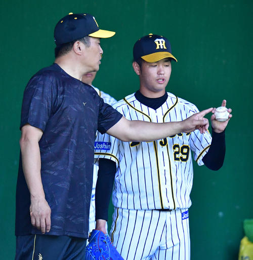 山本昌臨時コーチ（左）の指導を受ける高橋遥（撮影・清水貴仁）