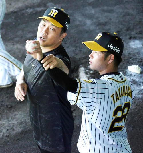 高橋遥（右）を指導する山本昌臨時コーチ（撮影・上山淳一）