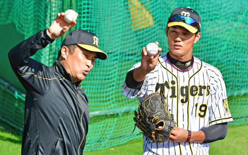 山本昌臨時コーチ（左）から指導を受ける藤浪晋太郎（撮影・清水貴仁）
