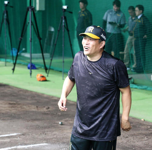 ブルペンで笑顔の山本昌臨時コーチ（撮影・上山淳一）