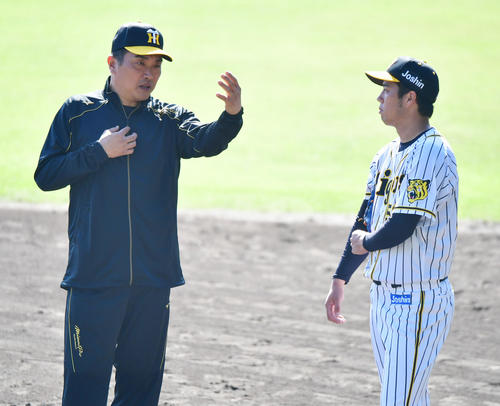 青柳晃洋（右）を指導する山本昌臨時コーチ（撮影・清水貴仁）