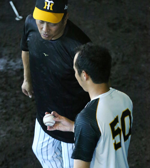 青柳（手前）に変化球の握りを指導する山本昌臨時コーチ（撮影・上山淳一）