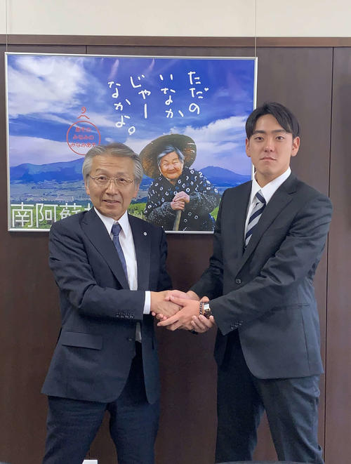 南阿蘇村役場を訪れ、プロ入りのあいさつを行い吉良村長（左）と握手を交わす阪神ドラフト6位の小川（撮影・只松憲）