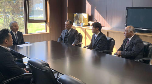 吉良村長（左）から祝福の言葉を受ける東海大九州・小川（右から2人目）（撮影・只松憲）