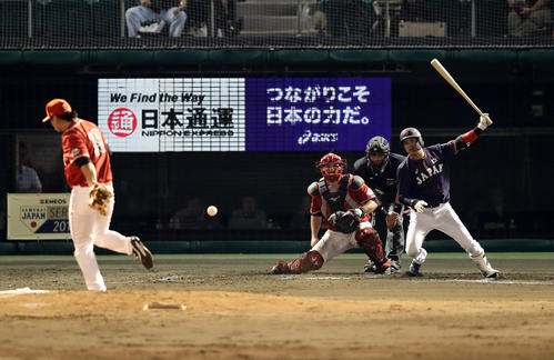日本対カナダ　5回表日本1死二塁、山田哲は中前適時打を放つ。投手プロコピオ（撮影・浅見桂子）