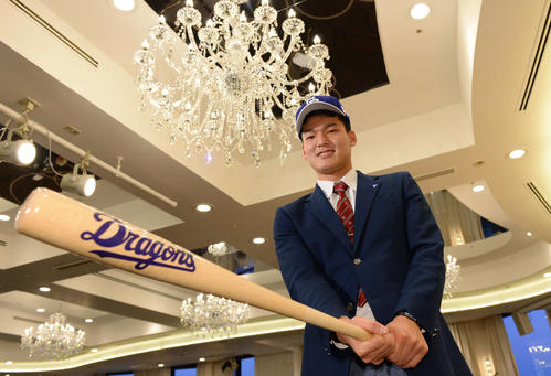 仮契約を終え、バットを手に笑顔を見せる中日ドラフト1位の東邦・石川（撮影・森本幸一）