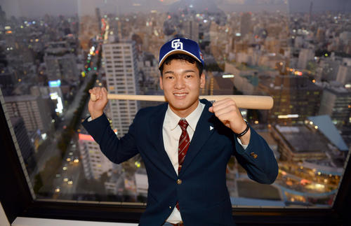 仮契約を終え、名古屋の街並みを背に笑顔を見せる中日ドラフト1位の石川（撮影・森本幸一）
