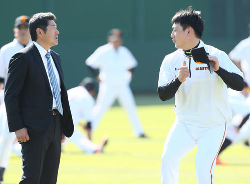 巨人丸（右）は石井野手総合新コーチに打撃指導を受ける（撮影・足立雅史）
