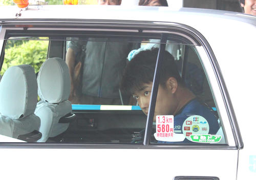 下半身のコンディション不良で帰京するため、タクシーで移動するヤクルト村上（撮影・保坂恭子）