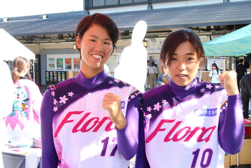 退団を発表した三輪裕子投手（左）と森若菜投手（右）（撮影・南谷竜則）
