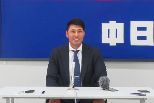 球団と契約を交わし会見に応じる栗原新打撃コーチ