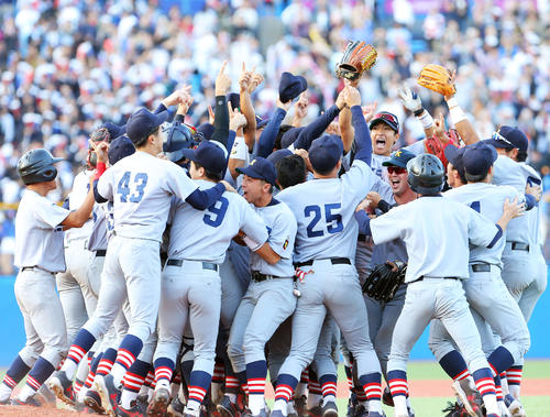優勝を決めた慶大ナインはマウンドに集まり喜びを爆発させる（撮影・河田真司）