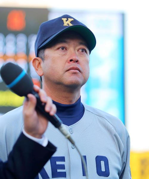 優勝を決めた慶大の大久保監督は目に涙を浮かべながら勝利インタビューに答える（撮影・河田真司）